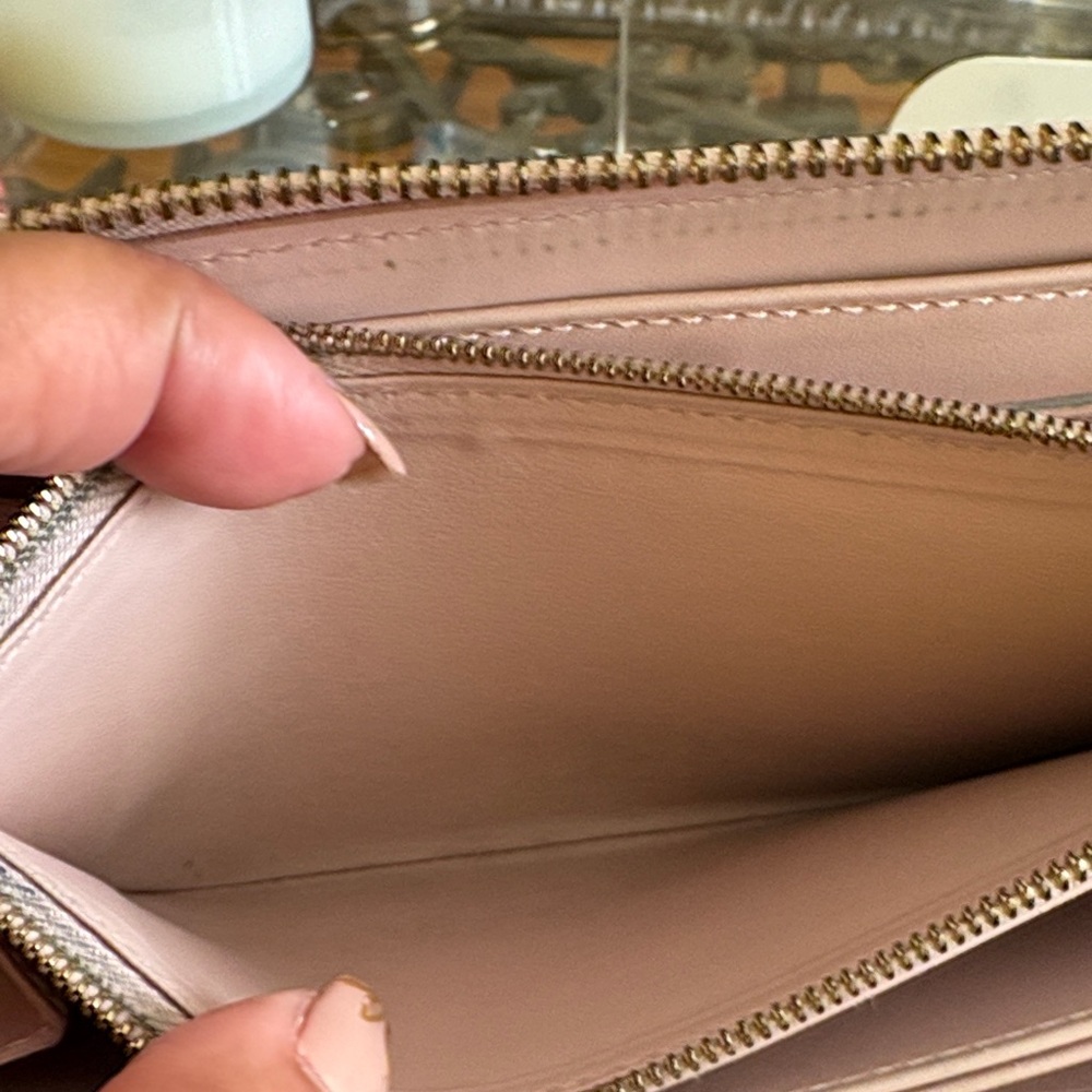 Authentic Louis Vuitton Beige Vernis Monogram Wallet - Picture 8 of 14